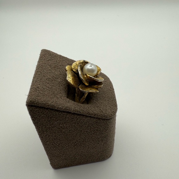 Gold Tone Flower Pearl Ring - Picture 2 of 3